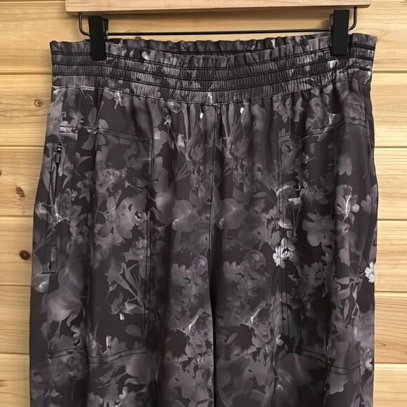 Athleta Size 10 Floral Grayscale Printed High Rise Savannah Jogger - Picture 3 of 13